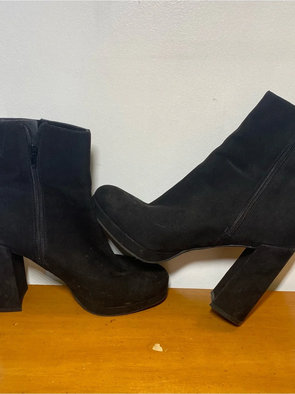 Women’s 8.5 Black Faux Suede Block 4.5” High Heeled Side Zip Ankle Booties Boots